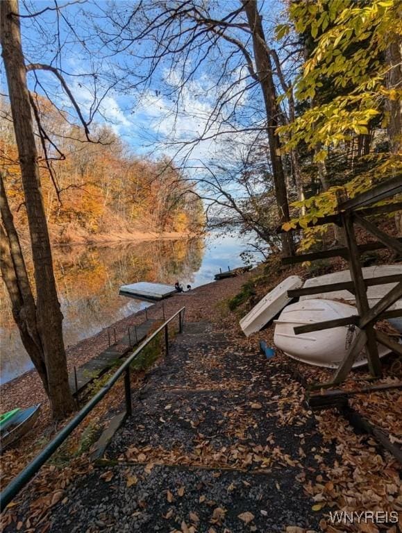 view of yard featuring a water view