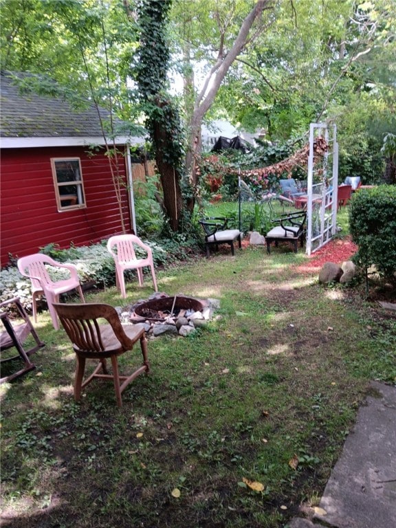 view of yard featuring an outdoor fire pit