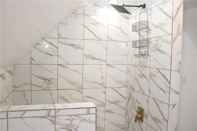 bathroom featuring a tile shower