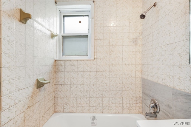 bathroom with tiled shower / bath combo