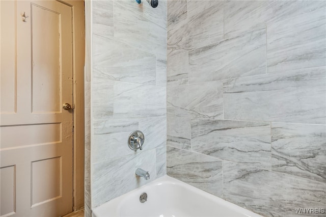 bathroom featuring tiled shower / bath