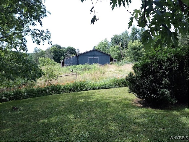 view of yard featuring an outdoor structure