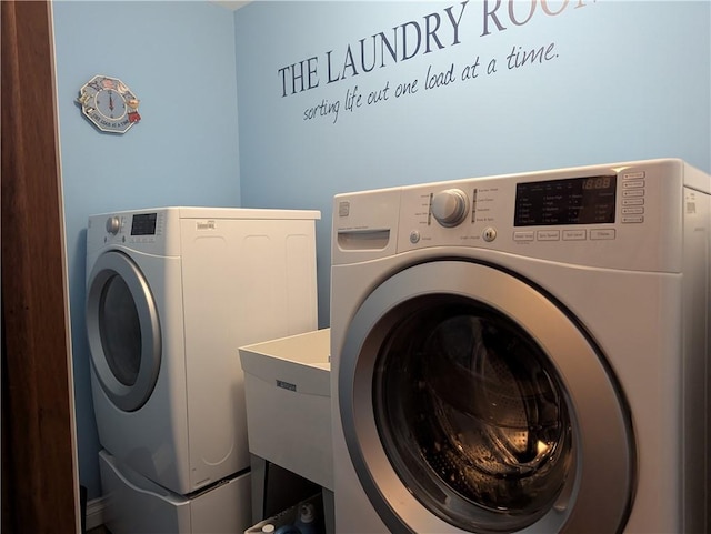 laundry room featuring sink and independent washer and dryer