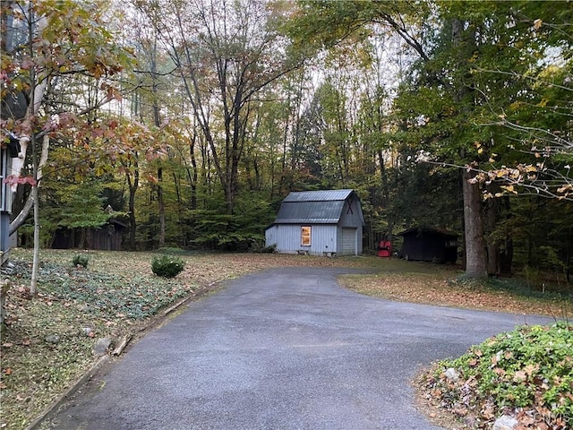 view of yard featuring an outdoor structure