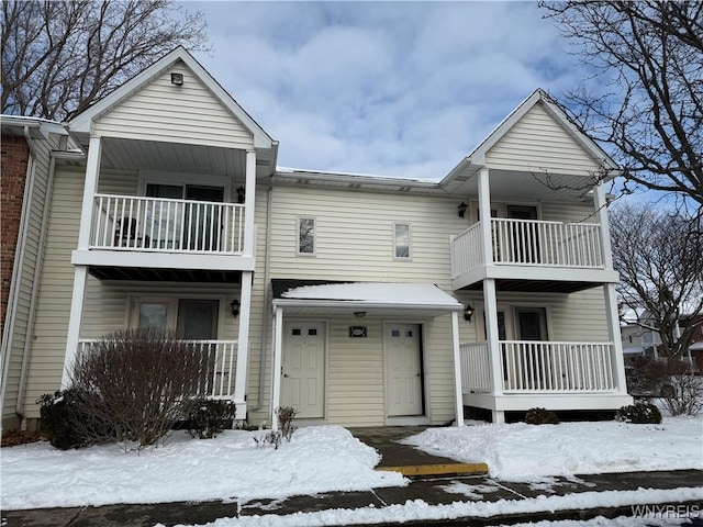 view of front of home featuring a balcony