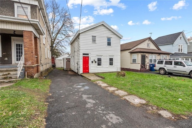 view of front of home featuring a front lawn