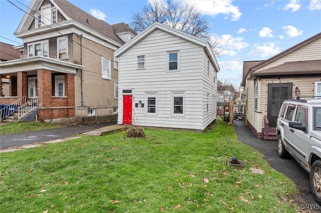 view of front of house with a front lawn