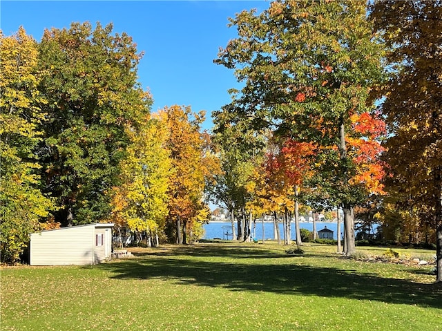 view of yard featuring a water view