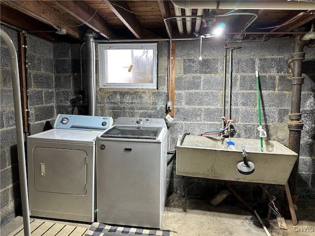 washroom featuring sink and washing machine and clothes dryer