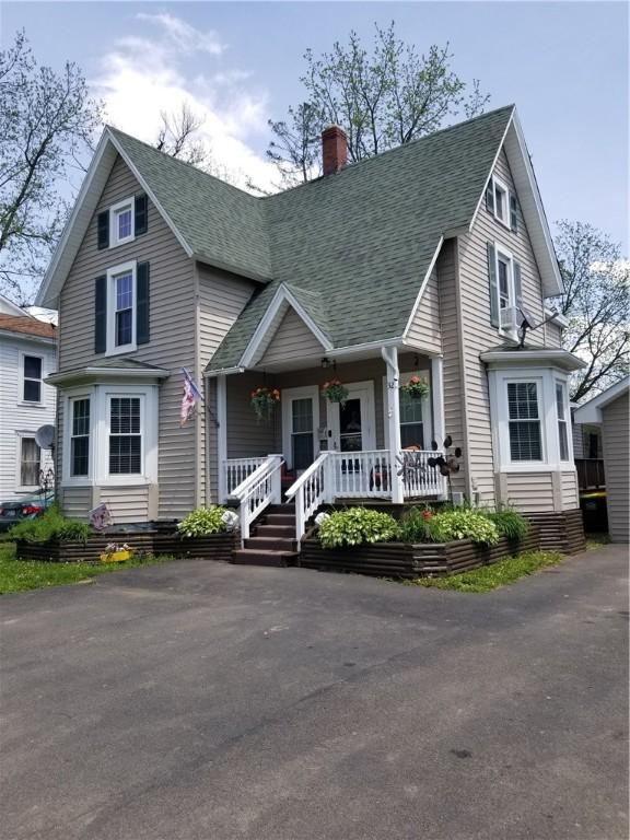 view of front of house with a porch