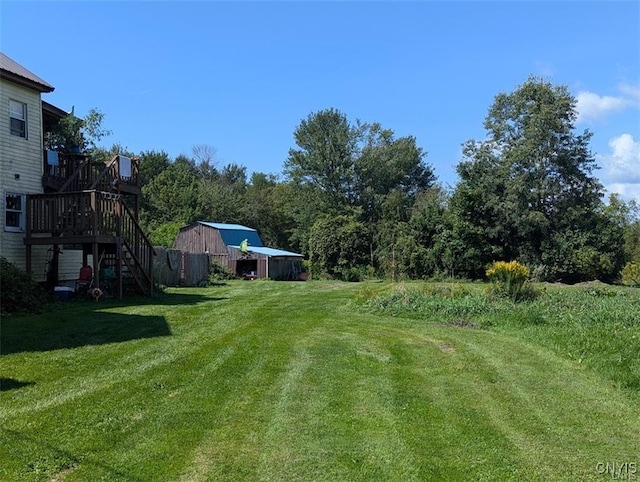 view of yard featuring an outbuilding