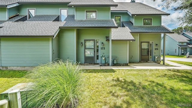 view of front facade featuring a front yard