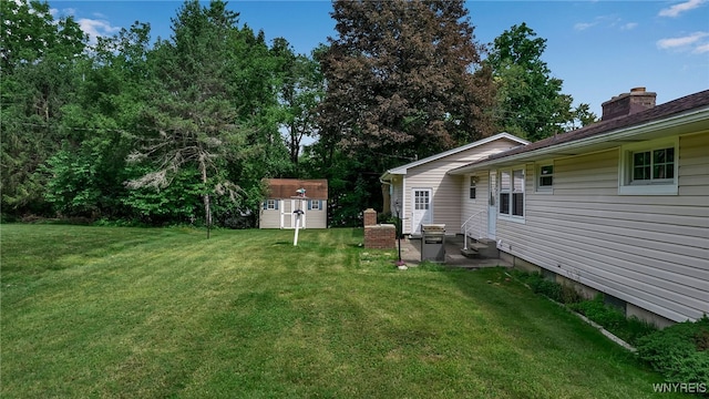 view of yard with a shed