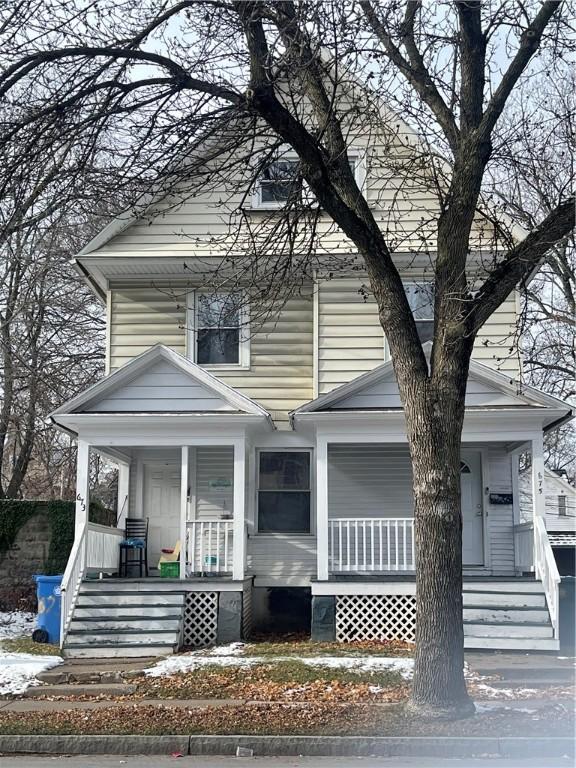 view of front of property featuring covered porch