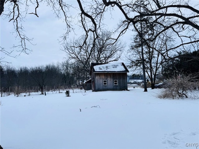 view of yard layered in snow