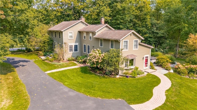 view of front facade featuring a front yard