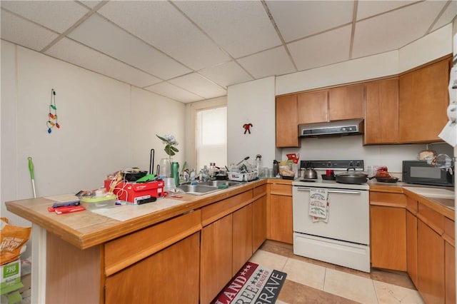 kitchen featuring kitchen peninsula, white electric range, sink, and light tile patterned flooring