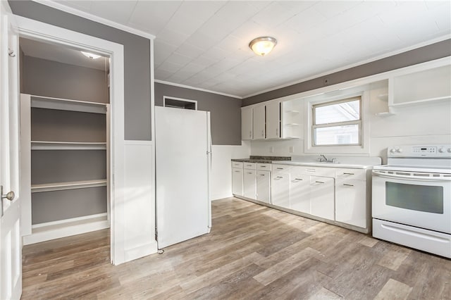 kitchen with sink, white appliances, ornamental molding, and light wood-type flooring