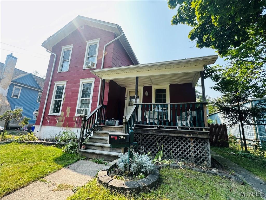 view of front of property featuring covered porch