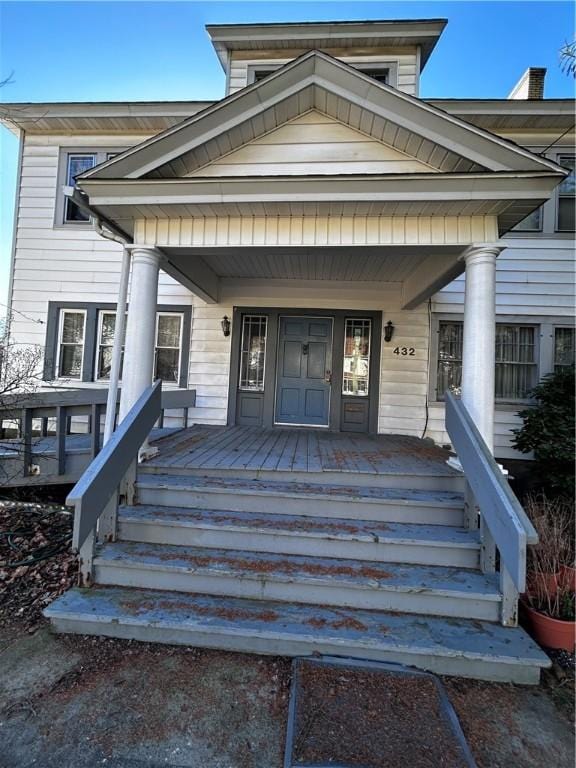 entrance to property featuring covered porch