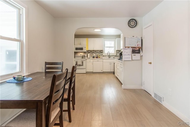 dining space featuring light hardwood / wood-style floors and sink