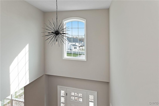 room details featuring an inviting chandelier