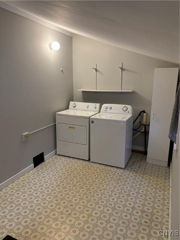 washroom featuring washing machine and clothes dryer