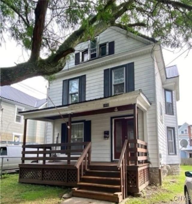 view of front of property featuring covered porch