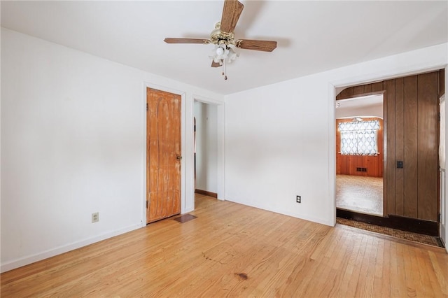 unfurnished room featuring light wood-type flooring and ceiling fan