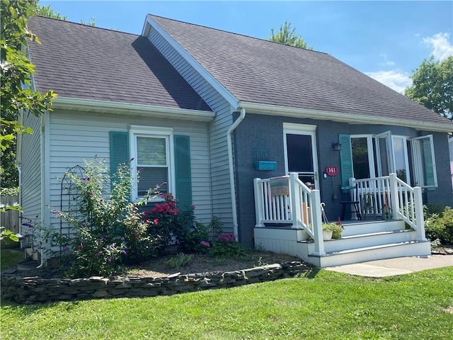 view of front of property with a front lawn