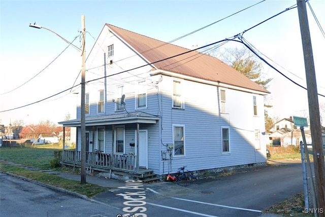 view of front of property featuring covered porch