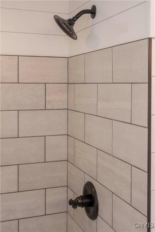 room details featuring tiled shower