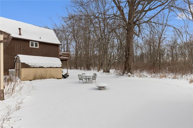 view of yard layered in snow