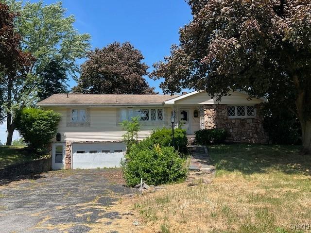 view of front of house featuring a garage and a front yard