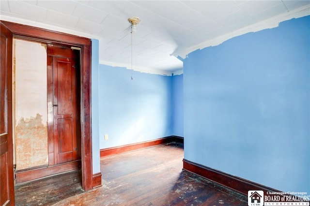 unfurnished room featuring ornamental molding