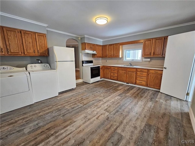 kitchen with sink, hardwood / wood-style flooring, ornamental molding, independent washer and dryer, and white appliances