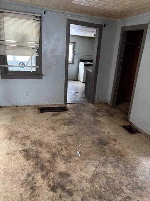 unfurnished room featuring washing machine and clothes dryer