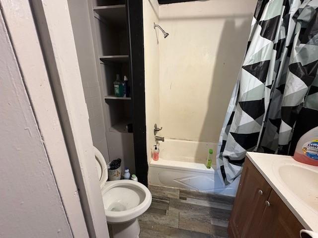 full bathroom featuring shower / tub combo with curtain, vanity, and toilet