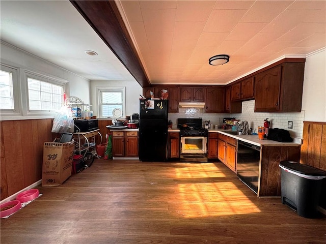 kitchen featuring sink, crown molding, dark brown cabinetry, black appliances, and light wood-type flooring