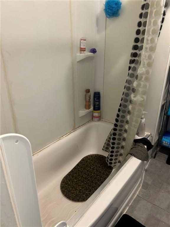 bathroom featuring shower / bathtub combination with curtain