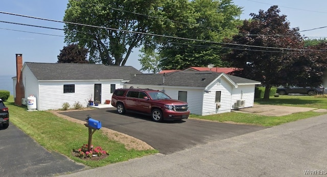 single story home featuring a front lawn