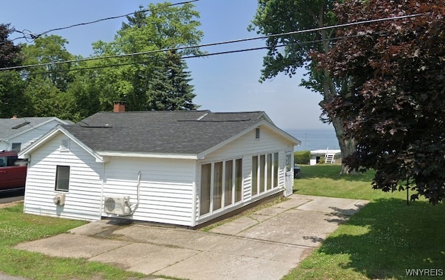 view of front of house with a front lawn