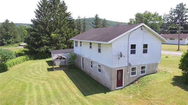 view of side of property featuring a yard