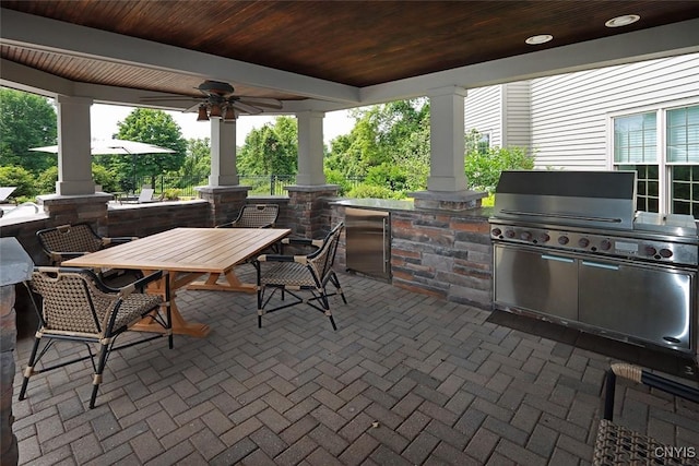 view of patio / terrace featuring an outdoor kitchen, area for grilling, and ceiling fan