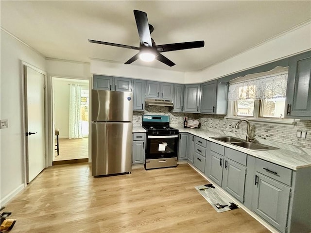 kitchen featuring sink, gray cabinetry, appliances with stainless steel finishes, ceiling fan, and light hardwood / wood-style floors