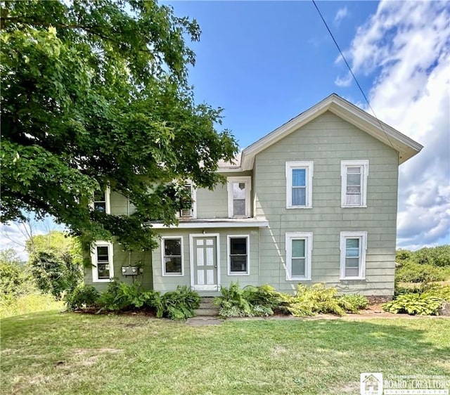 view of front of property featuring a front yard