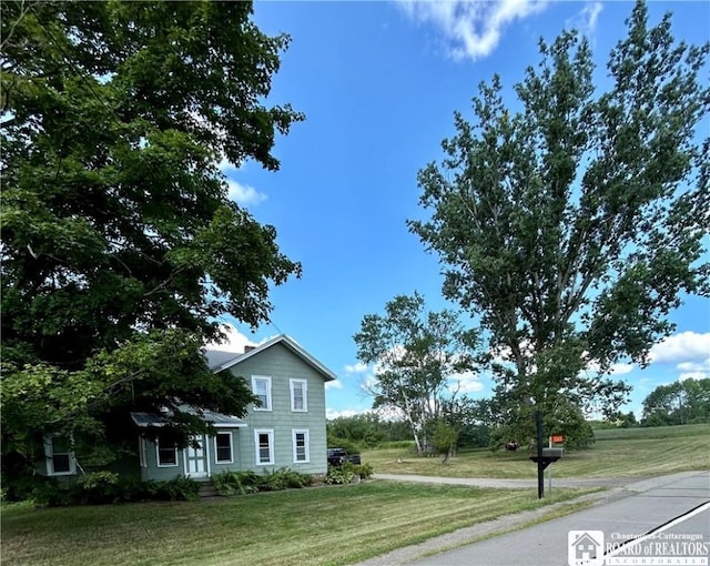 view of front of property featuring a front lawn