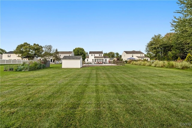 view of yard featuring a shed