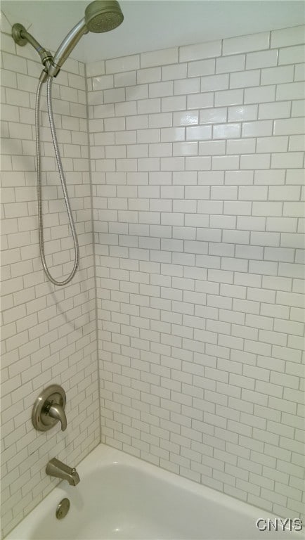 bathroom featuring tiled shower / bath