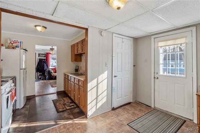 kitchen with sink, a drop ceiling, ceiling fan, and gas range gas stove